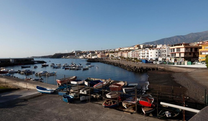 Apartamento frente al Puerto de Candelaria a 20 metros de la playa.