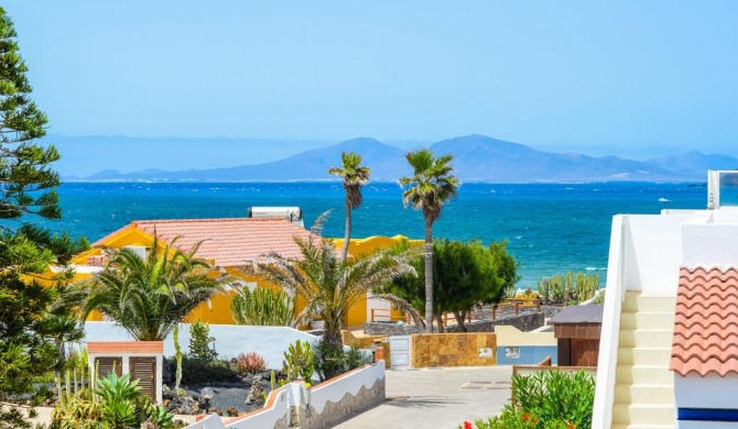 Bohemian Seafront Bungalow Paradise with BBQ, Garden, Terrace & Free Wifi by Holidays Home