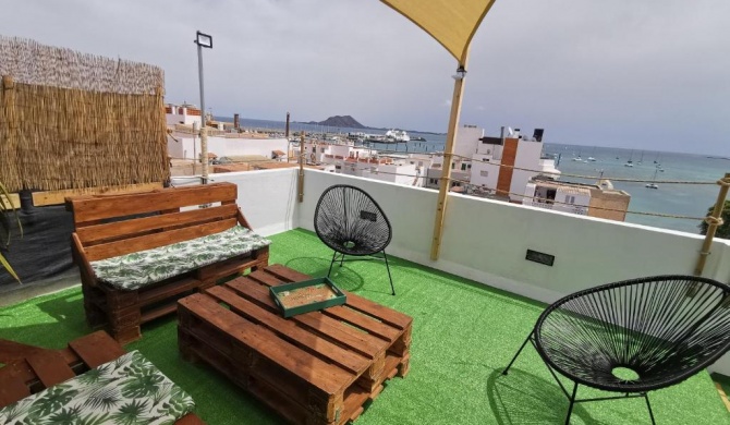 Centro de Corralejo con vistas a Isla de Lobos