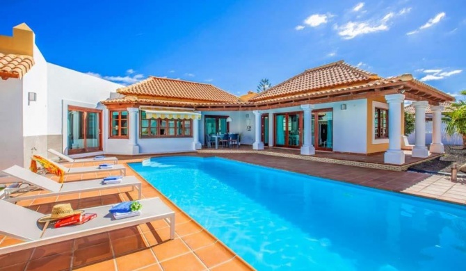 Corralejo Villa Sleeps 4 with Pool Air Con and WiFi