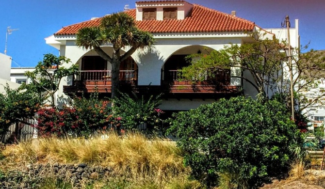 Lovely house views&garden