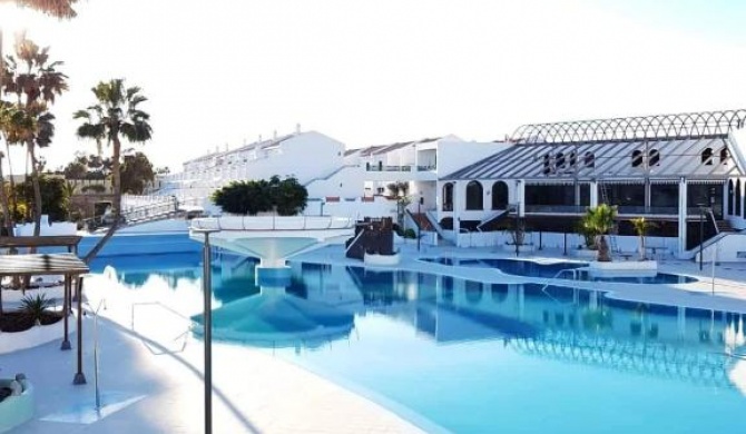 One bedroom appartement with shared pool garden and wifi at Costa del Silencio 1 km away from the beach