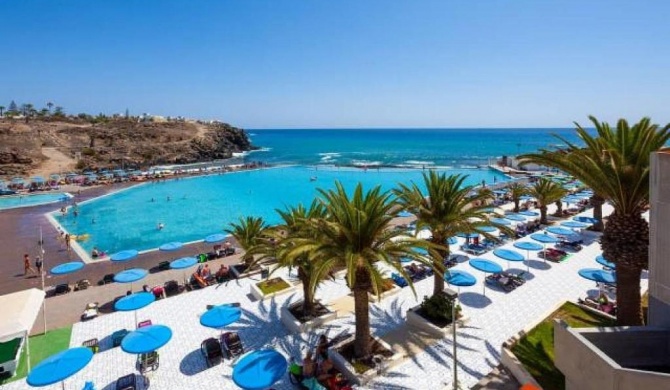 Beach-front Tenerife Sth sea and pool view