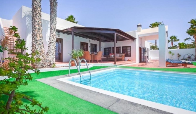 Costa Teguise Villa Sleeps 8 Pool Air Con WiFi