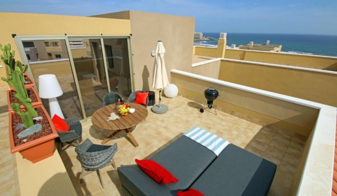 LA PERLA, superb luxury duplex, private roof terrace, ocean view, pool, WiFi and parking