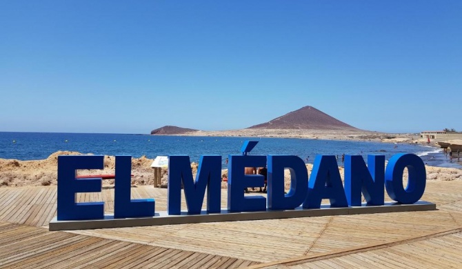 alquilaencanarias El Medano Pika, center and beach