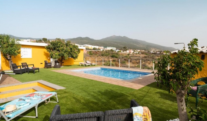 Apartamento con piscina, WiFi, vistas, parking, chimenea