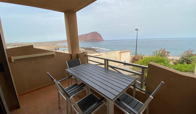 Spacious and bright flat on the beach La Tejita