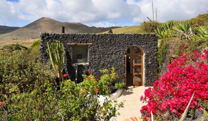 La Bodega - House on volcano with a piano