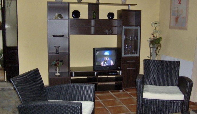 Apartamentos-Monasterio-de-San-Antonio-Guenstiges-Apartment-zur-Strasse