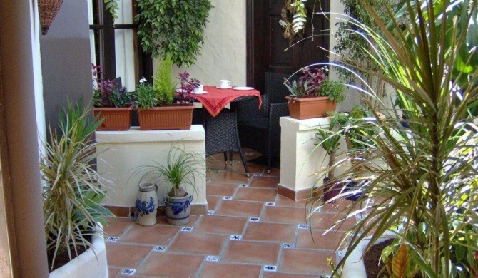 Apartamentos-Monasterio-de-San-Antonio-Mediterranes-Apartment-mit-kleiner-Terrasse-im-Innenhof