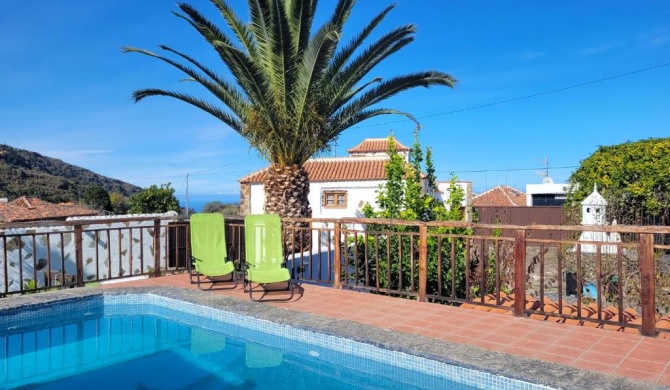 Finca El Poleo with pool and sea view