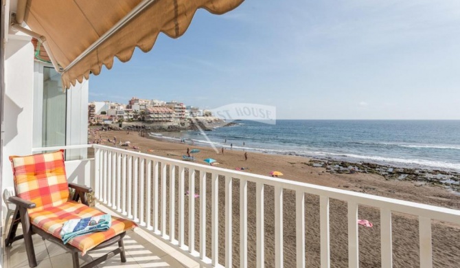 Luxury apartment in front of the beach