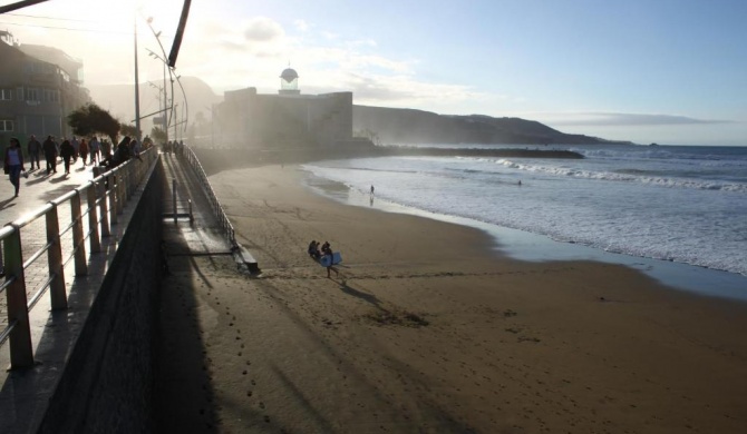 Junto a la Playa y el Auditorio