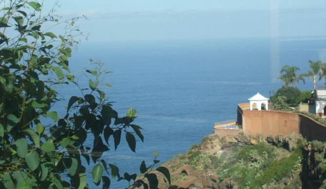 Fewo-Rocamar-auf-dem-Felsen-ueber-dem-Meer-mit-toller-Sicht-2-Terrassen-Pool-Grill-und-Parkplatz