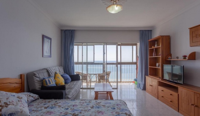 Studio apartment with sea view and pool