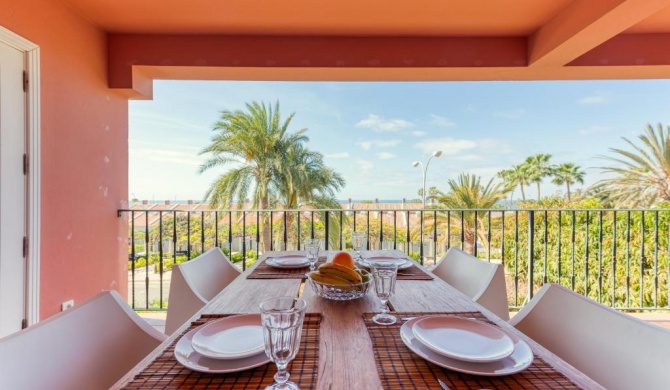 Apartamento con terraza y vistas al mar