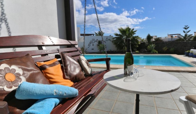 Playa Blanca Villa Sleeps 4 Pool WiFi