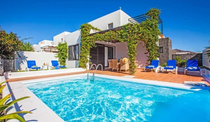 Playa Blanca Villa Sleeps 5 Pool Air Con WiFi