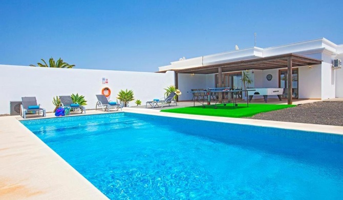 Playa Blanca Villa Sleeps 5 with Pool Air Con and WiFi