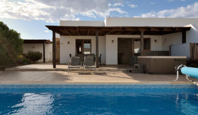 Playa Blanca Villa Sleeps 6 Pool Air Con WiFi