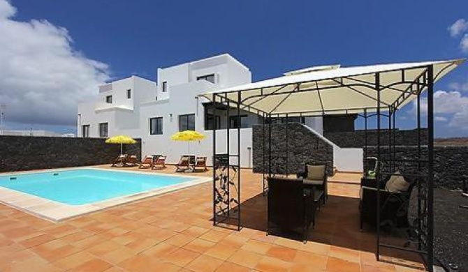 Playa Blanca Villa Sleeps 8 with Pool Air Con and WiFi