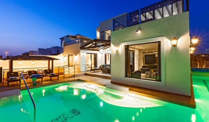 Villa in Playa Blanca Sleeps 10 with Pool Air Con and WiFi