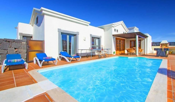 Villa in Playa Blanca Sleeps 6 with Pool Air Con and WiFi