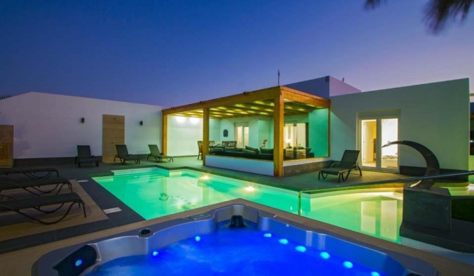 Villa in Playa Blanca Sleeps 8 includes Swimming pool Air Con and WiFi