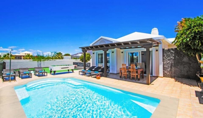 Villa in Playa Blanca Sleeps 8 includes Swimming pool Air Con and WiFi 9