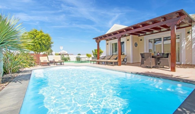 Villa in Playa Blanca Sleeps 8 with Pool Air Con and WiFi