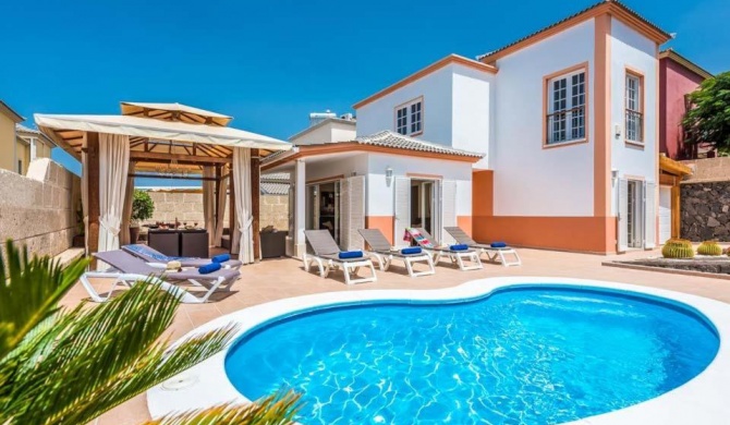 Playa de Fanabe Villa Sleeps 6 with Pool Air Con and WiFi