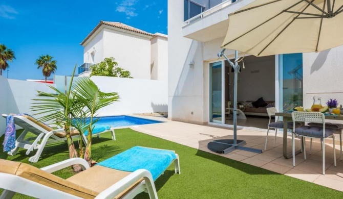 Playa de Fanabe Villa Sleeps 8 with Pool Air Con and WiFi