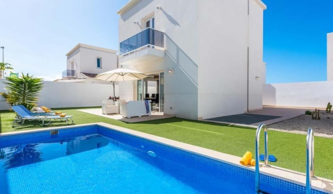 Playa de Fanabe Villa Sleeps 8 with Pool Air Con and WiFi