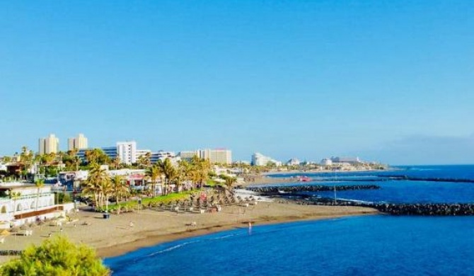 Enjoy the sea and pool in Playa de las Americas