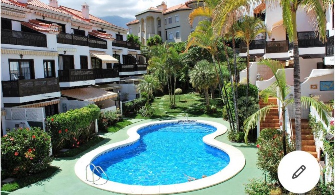 Apartamento con jardín y piscina B